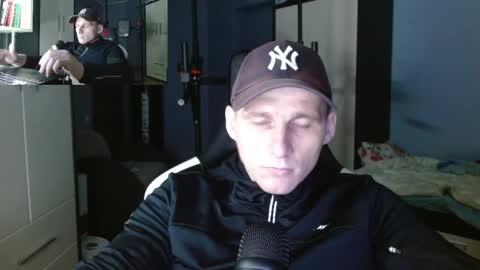 Snapshot of poliglotjoe chatting on 10.11.25 Poliglot online show from 10.11.25