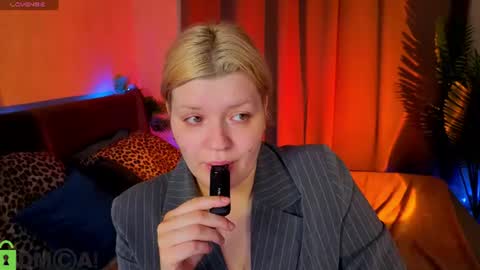 Snapshot of polly__mayer chatting on 06.25.26 Polly online show from 06.25.26