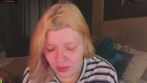 Snapshot of polly__mayer chatting on 06.26.26 Polly online show from 06.26.26