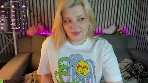 Snapshot of polly__mayer chatting on 07.25.26 Polly online show from 07.25.26