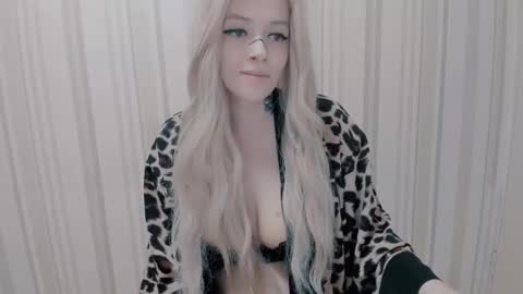 Snapshot of polly_wow chatting on 10.09.25 Polly online show from 10.09.25