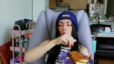 Snapshot of popstarsextape chatting on 11.05.25 A cadia online show from 11.05.25