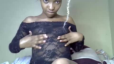 Snapshot of pretty_jazmine chatting on 11.05.25 Jaz online show from 11.05.25