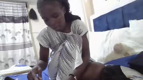 Snapshot of pretty_petite_ebony chatting on 10.05.25 pretty_petite_ebony online show from 10.05.25