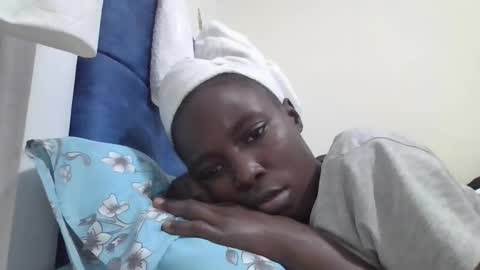 Snapshot of pretty_petite_ebony chatting on 10.21.25 pretty_petite_ebony online show from 10.21.25