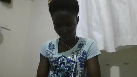 Snapshot of pretty_petite_ebony chatting on 10.29.25 pretty_petite_ebony online show from 10.29.25