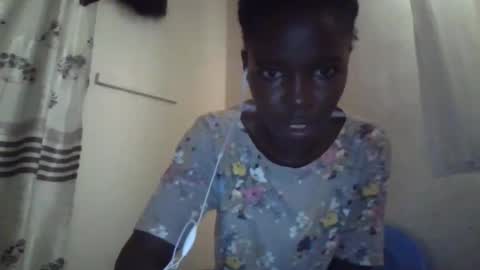 Snapshot of pretty_petite_ebony chatting on 11.01.25 pretty_petite_ebony online show from 11.01.25