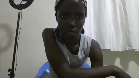 Snapshot of pretty_petite_ebony chatting on 11.01.25 pretty_petite_ebony online show from 11.01.25