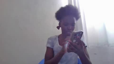 Snapshot of pretty_petite_ebony chatting on 11.14.25 pretty_petite_ebony online show from 11.14.25
