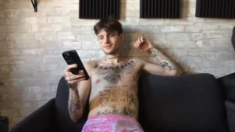 Snapshot of prettyboyszn chatting on 12.20.24 pretty boy online show from 12.20.24