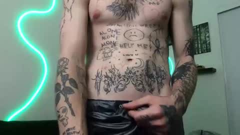 Snapshot of prettyboyszn chatting on 11.05.25 pretty boy online show from 11.05.25