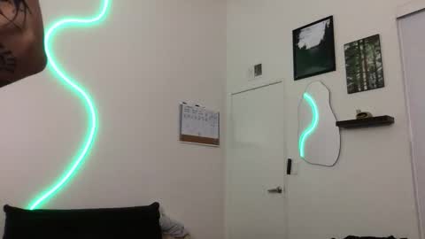 Snapshot of prettyboyszn chatting on 11.10.25 pretty boy online show from 11.10.25