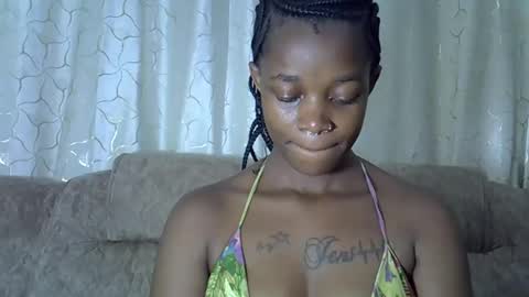 Snapshot of prettycandy4 chatting on 11.02.25 prettycandy4 online show from 11.02.25