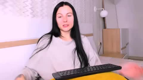 prettymasha_ online show from 12.19.24