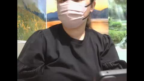 Snapshot of prettynhing chatting on 10.13.25 Nhing online show from 10.13.25