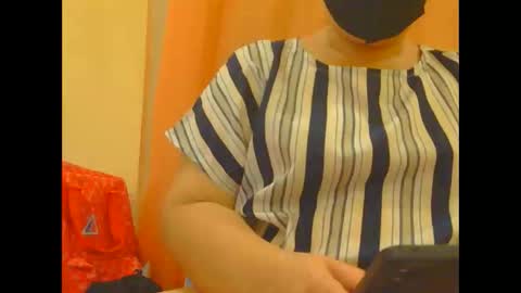 Snapshot of prettynhing chatting on 10.27.25 Nhing online show from 10.27.25