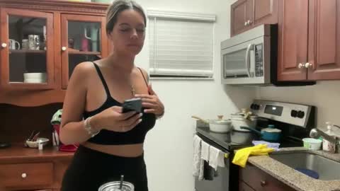 Snapshot of prettyyykittyyy22 chatting on 11.17.25 prettyyykittyyy22 online show from 11.17.25