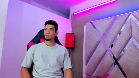 Snapshot of prince_arthur77 chatting on 10.17.25 prince_arthur77 online show from 10.17.25