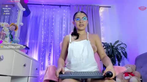    INDEPENDENT MODEL online show from 11.01.25