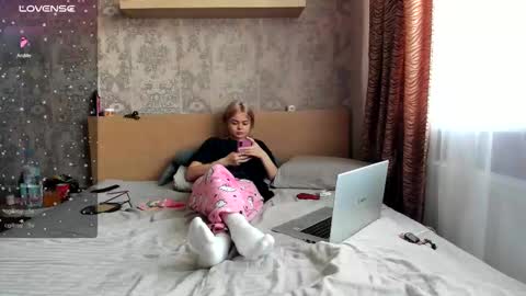 Snapshot of purebeautie chatting on 10.03.25 Katty online show from 10.03.25