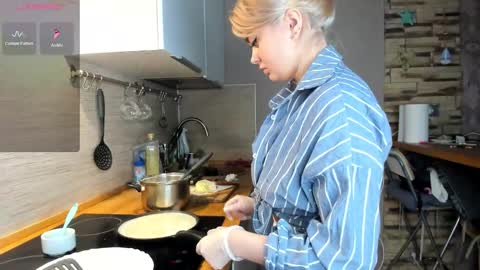 Snapshot of purebeautie chatting on 10.25.25 Katty online show from 10.25.25