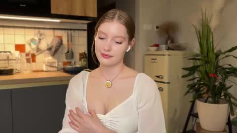 Snapshot of purrpure chatting on 09.28.25 Aileen online show from 09.28.25