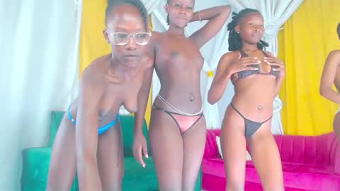 Snapshot of queen_goddess01 chatting on 02.06.26 queen online show from 02.06.26