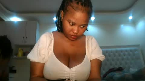 Snapshot of queen_kikih chatting on 06.15.26 Queen kikih online show from 06.15.26