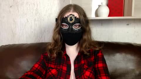 Snapshot of queen_nora chatting on 05.10.26 Nora online show from 05.10.26