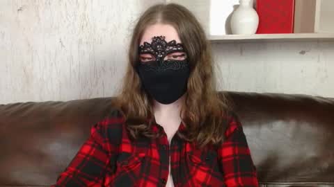 Snapshot of queen_nora chatting on 05.22.26 Nora online show from 05.22.26