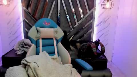 Snapshot of queen_perla_ chatting on 12.21.24 online show from 12.21.24