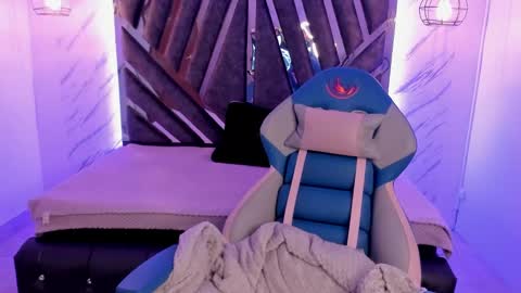 Snapshot of queen_perla_ chatting on 12.21.24 online show from 12.21.24