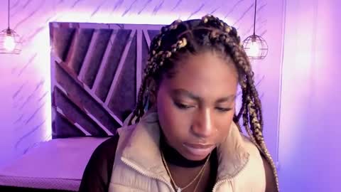 Snapshot of queen_perla_ chatting on 12.22.24 online show from 12.22.24