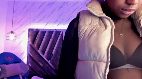 Snapshot of queen_perla_ chatting on 12.22.24 online show from 12.22.24