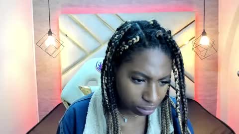 Snapshot of queen_perla_ chatting on 12.29.24 online show from 12.29.24