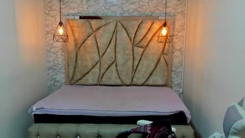 Snapshot of queen_perla_ chatting on 01.08.25 online show from 01.08.25