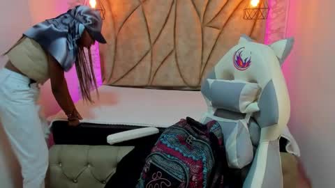 Snapshot of queen_perla_ chatting on 01.10.25 online show from 01.10.25