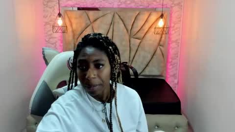 Snapshot of queen_perla_ chatting on 01.12.25 online show from 01.12.25