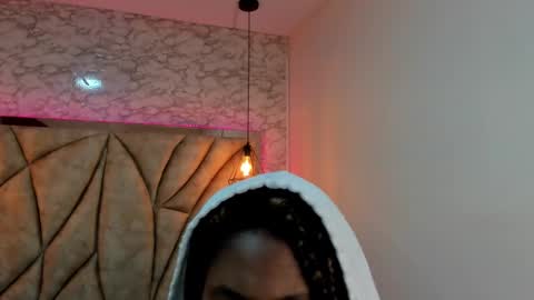 Snapshot of queen_perla_ chatting on 01.20.25 online show from 01.20.25