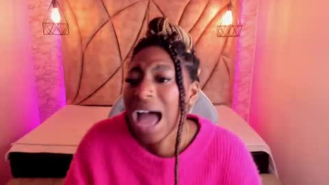 Snapshot of queen_perla_ chatting on 01.22.25 online show from 01.22.25