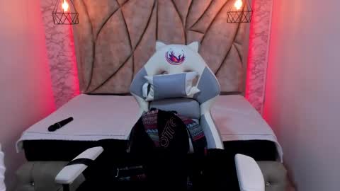 Snapshot of queen_perla_ chatting on 02.01.25 online show from 02.01.25