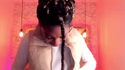 Snapshot of queen_perla_ chatting on 02.01.25 online show from 02.01.25