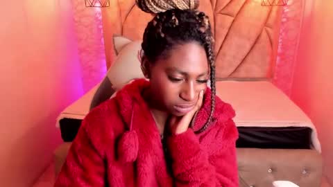 Snapshot of queen_perla_ chatting on 02.02.25 online show from 02.02.25