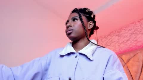 Snapshot of queen_perla_ chatting on 02.08.25 online show from 02.08.25