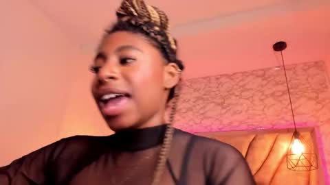 Snapshot of queen_perla_ chatting on 02.09.25 online show from 02.09.25