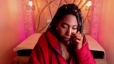 Snapshot of queen_perla_ chatting on 02.11.25 online show from 02.11.25