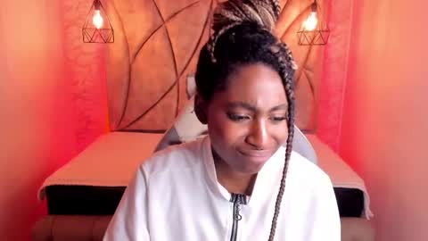 Snapshot of queen_perla_ chatting on 02.19.25 online show from 02.19.25