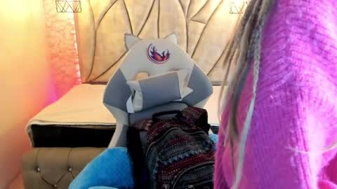 Snapshot of queen_perla_ chatting on 02.20.25 online show from 02.20.25