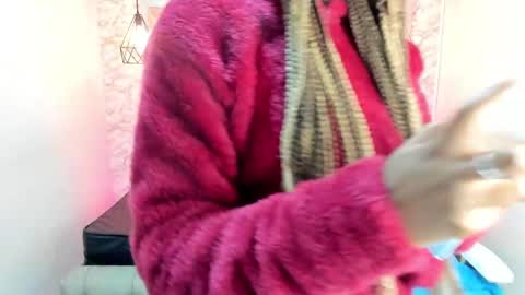 Snapshot of queen_perla_ chatting on 02.21.25 online show from 02.21.25