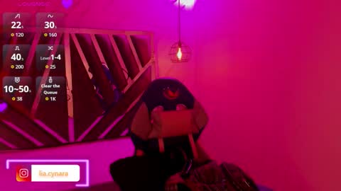 Snapshot of queen_perla_ chatting on 10.01.25 online show from 10.01.25